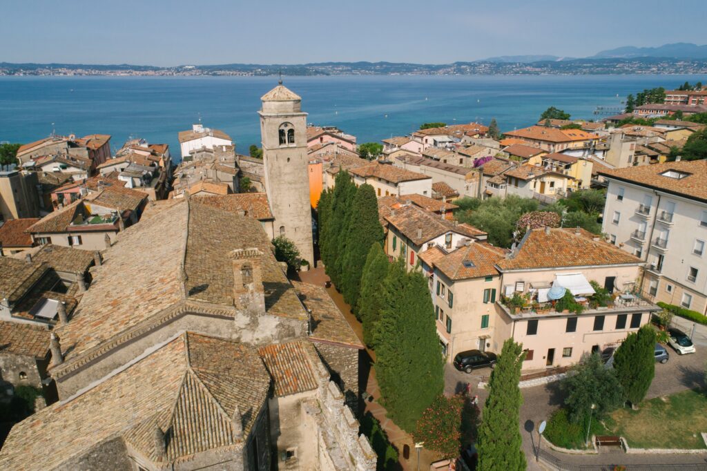 Lago di Garda e Lago de Como: Encanto Natural dos Lagos do Norte da Itália - Mikhail Nilov no pexels